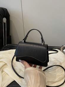 新款上市：休闲简约的翻盖手提包/单肩包，配有可调节肩带。适合青少年和旅行者，可轻松收纳日常必需品。这款百搭单品时尚百搭，适合各种风格和场合。它不仅风格百变，也是馈赠亲友的绝佳礼物。 - 經典手提包 - 查看 9