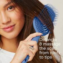 Conair Scalp Care - cepillo para polvo desenredante para el cabello rizado masajeador para el piel cabelludo cepillos para el cabello para mujeres y hombres desenredante para todas las longitudes y - Azul - Ver 5