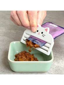 猫粮挤压器 - 高效挤出袋装猫粮，亦可用作牙膏挤压器，最大限度利用剩余量，确保零浪费。专为注重清洁喂食和操作便捷的猫主人设计。这款挤压器适用于各种猫粮袋，易于清洁，保持卫生，亦可用作浴室牙膏清洁剂。 - 多色 - 查看 3