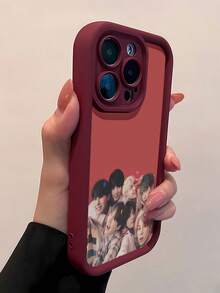 Siete hombres sonrientes con adorables pegatinas. Esta elegante funda es compatible con los modelos  16, 15, 14 Pro Max, 13, 12, 11, XR y XS Plus. Fabricada en silicona TPU, ofrece protección contra golpes y caídas, además de una sensación superior. Es un regalo ideal para familiares, amigos y seres queridos, y una opción perfecta para Navidad. - Burdeos - Ver 4