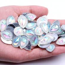 50颗AB彩扁平水钻，适用于美甲、婚礼工艺品、手足护理等。尺寸：13x18毫米（0.512*0.709英寸），需配合热熔胶使用。特点：光泽亮丽，切割精准，品质上乘。是DIY爱好者和美容专业人士的必备之选。 - 彩色 - 查看 3