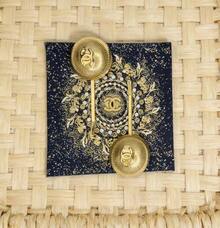 CHANEL Gold Round Metal Hair Clip, Y2K Textured Embossed + Delicate Logo Detail, Versatile Single-Prong Bangs Clip, Suitable For Christmas Gift/Everyday Styling/Party Outfit - Gold - View 2