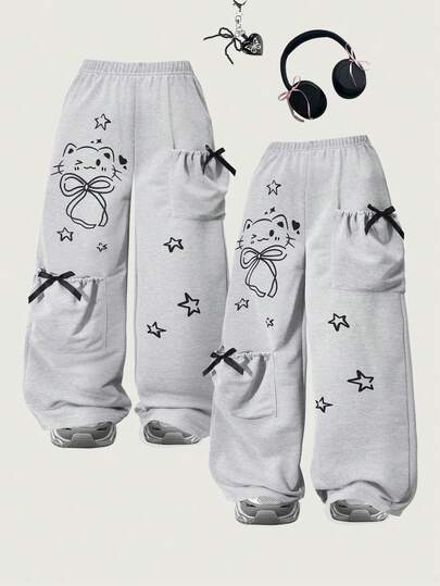 Moderiktiga casual flickbyxor, ljusgrå raka ben, prydda med katt- och stjärnmönster, tillverkade av mjukt och bekvämt tyg, med rosettfickor, lämpliga för vår, sommar, höst, vinter, perfekta för skolan, semester och vardagsbruk
