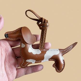 时尚可爱卡通真皮腊肠犬吊坠，高端手提包挂饰、钥匙扣、装饰吊坠，完美生日礼物、新年礼物、旅行包挂饰、真皮包包挂饰、包包吊坠、包包链、包包挂饰、包包装饰钥匙扣、包包配件、情人节礼物、母亲节礼物、父亲节礼物、腊肠犬爱好者礼物、婚礼回礼、送给闺蜜的礼物、节日礼物