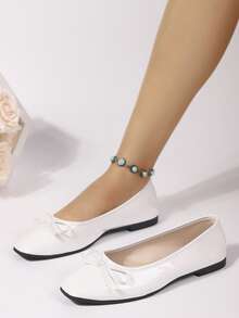 最新款女士平底蝴蝶结鞋，时尚舒适的乐福鞋。适合大学、学校、休闲穿着、派对和舞会等场合。采用多色设计和平底鞋底，芭蕾平底鞋。 - 白色 - 查看 4