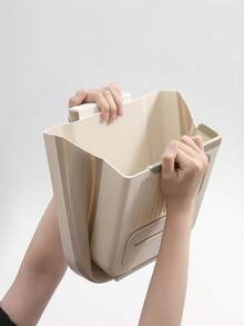 سلة قمامة قابلة للطي مثبتة على الحائط، سلة قمامة معلقة على باب الخزانة، سلة قمامة معلقة في المطبخ، سلة قمامة بلاستيكية مع لوح خلفي/خطاف، سلة ورق مثبتة على الحائط من البولي بروبلين، سلة قمامة قابلة للطي للمطبخ والحمام، سلة قمامة معلقة في خزانة المطبخ بالوعة، مناسبة للسيارة والمطبخ والمنزل والسكن الجامعي والديكور المنزلي والمستلزمات المنزلية والأساسيات للشقة - رمادي - مشاهدة 7