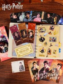 Harry Potter 一套哈利·波特主题票夹套装，包含赫敏、斯内普、马尔福、哈利等角色，1个票夹，18张贴纸，3张明信片，3个书签，15张便签，1枚徽章，适合收纳门票、书签及其他纸质物品，是送给朋友、家人、老师、学生的趣味礼物，也可作为桌面装饰，霍格沃茨主题收藏品，适合书迷和影迷。[官方授权] - 彩色 - 查看 14