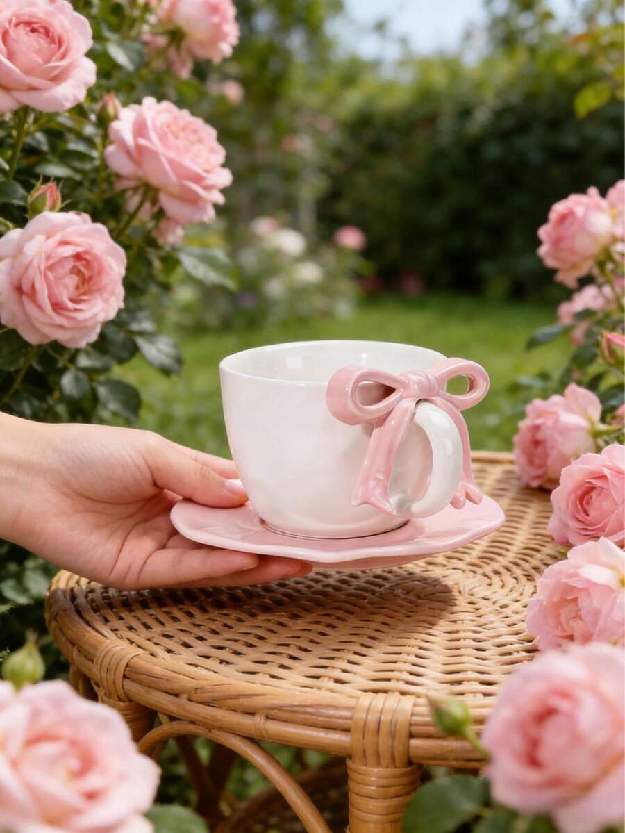 Un ensemble de tasses à café et soucoupes avec anses en forme de nœud, en céramique, élégant et créatif, convenant aux tasses à lait pour le petit-déjeuner et aux tasses à café arabe, parfait pour une utilisation au bureau/à la maison, et un excellent cadeau pour les femmes.