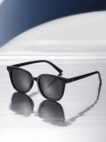 一副经典旅行款男女通用太阳镜，适合钓鱼、旅行、运动、驾驶、度假装扮、夏季配饰、海滩、音乐节、郊游、度假、家庭旅行、优雅着装、街头风配饰、运动风、派对、户外活动、假日、假期、高尔夫、徒步旅行等场合。 - 黑灰 - 查看 2