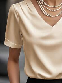 1件女士纯色缎面V领短袖T恤衬衫，优雅时尚，适合日常、办公、居家、约会、春夏休闲穿着。 - 香檳色 - 查看 2