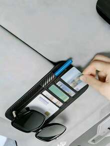 这款多功能遮阳板收纳袋配备多个卡槽和眼镜架，采用优质皮革制成，经久耐用。设计简约时尚，适合各种车型内饰风格。卡片和眼镜可轻松快速取用，且不影响视线。只需将其按压在遮阳板上即可固定到位。 - 五層收納夾 - 查看 5