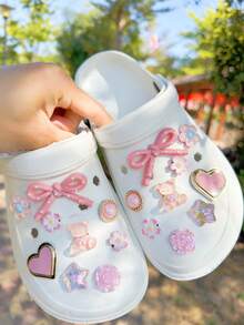 18件套粉色蝴蝶结、泰迪熊、蝴蝶结、爱心、花朵、星星形状可拆卸装饰配件，适用于凉鞋、木屐、花园鞋、沙滩鞋，四季皆宜，是绝佳的节日礼物。