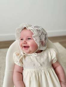 1顶复古蕾丝刺绣婴儿帽，0-8个月（米色/白色），可作为传家宝洗礼帽和摄影帽，饰有精致花卉图案，超柔软纯棉波西米亚风摄影道具，适合新生女婴/男女通用