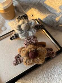 1个大号针织花朵发夹，适合日常佩戴（由于光线色调偏暖，颜色可能略有不同）发饰 度假发夹 时尚发夹 - 咖色花朵AB面抓夾 - 查看 4