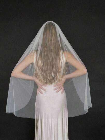 1件白色指尖长柔软薄纱新娘婚纱头纱，带金属梳子，适合作为婚纱配饰，也适合单身派对。