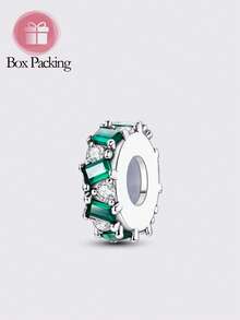 这款原创设计的银色串珠手链，饰有闪耀夺目的立方氧化锆石，为您的叠戴手链增添光彩。经典的四叶草造型象征着好运、爱情、健康和财富，是任何珠宝收藏中意义非凡的点缀。 - 銀色 - 查看 9