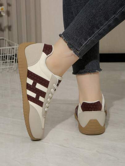 女士休闲低帮系带运动鞋，白色字母图案装饰，纯棕色鞋面，舒适百搭，适合所有季节