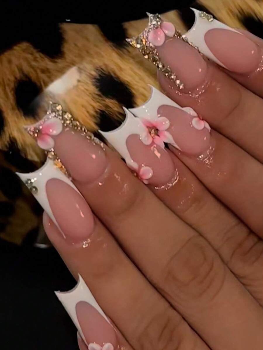 10片手工方形法式全贴假指甲，酒红色和白色交替，饰以3D雕刻和水钻，时尚精致。为您的指尖增添浪漫气息，同时大胆展现您的时尚品味。适合派对、晚宴和日常佩戴，也是送给女性和女孩的绝佳礼物。美甲用品