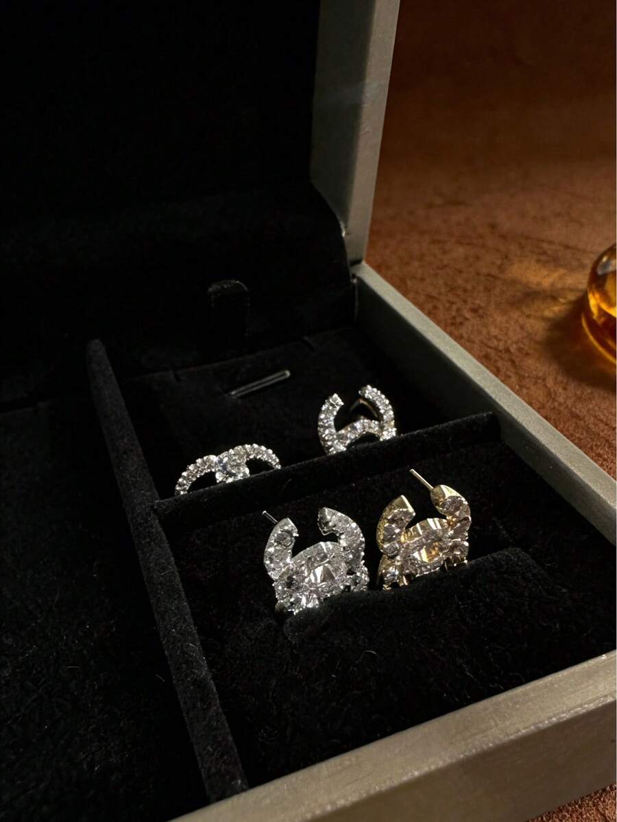 2件装 2026新款法式极简主义时尚水钻字母C耳钉，高端优雅百搭耳环 - 鑽石字母耳環 - 查看 1