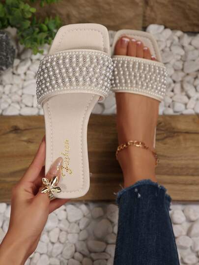 Sandalias de mujer con perlas blancas talla 43, nuevo estilo de verano 2026 para el Ramadán, sandalias planas de punta cuadrada que estilizan las piernas cuando se usan con vestidos, sandalias de unicolor de moda con diseño deslizante, calzado de playa de verano antideslizante, pantuflas para el hogar, sandalias de piel de imitación con perlas y relieve talla 42 de moda antideslizante
