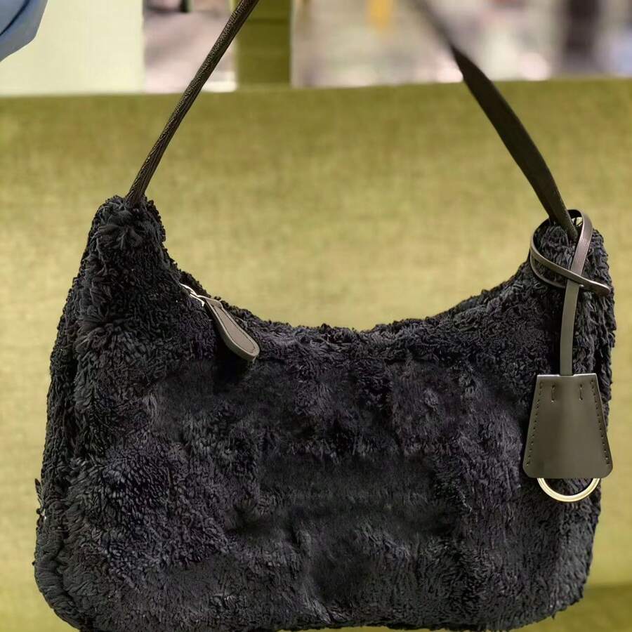 When Winter Arrives, The Chill Is Not Only Present In The Air, But Also In This Plush Bag Under Your Coat. Put It Under Your Down Jacket, And Your Winter Outfit Will Instantly Become Ten Times Cooler! - Màu đen trắng sang trọng - Xem 1