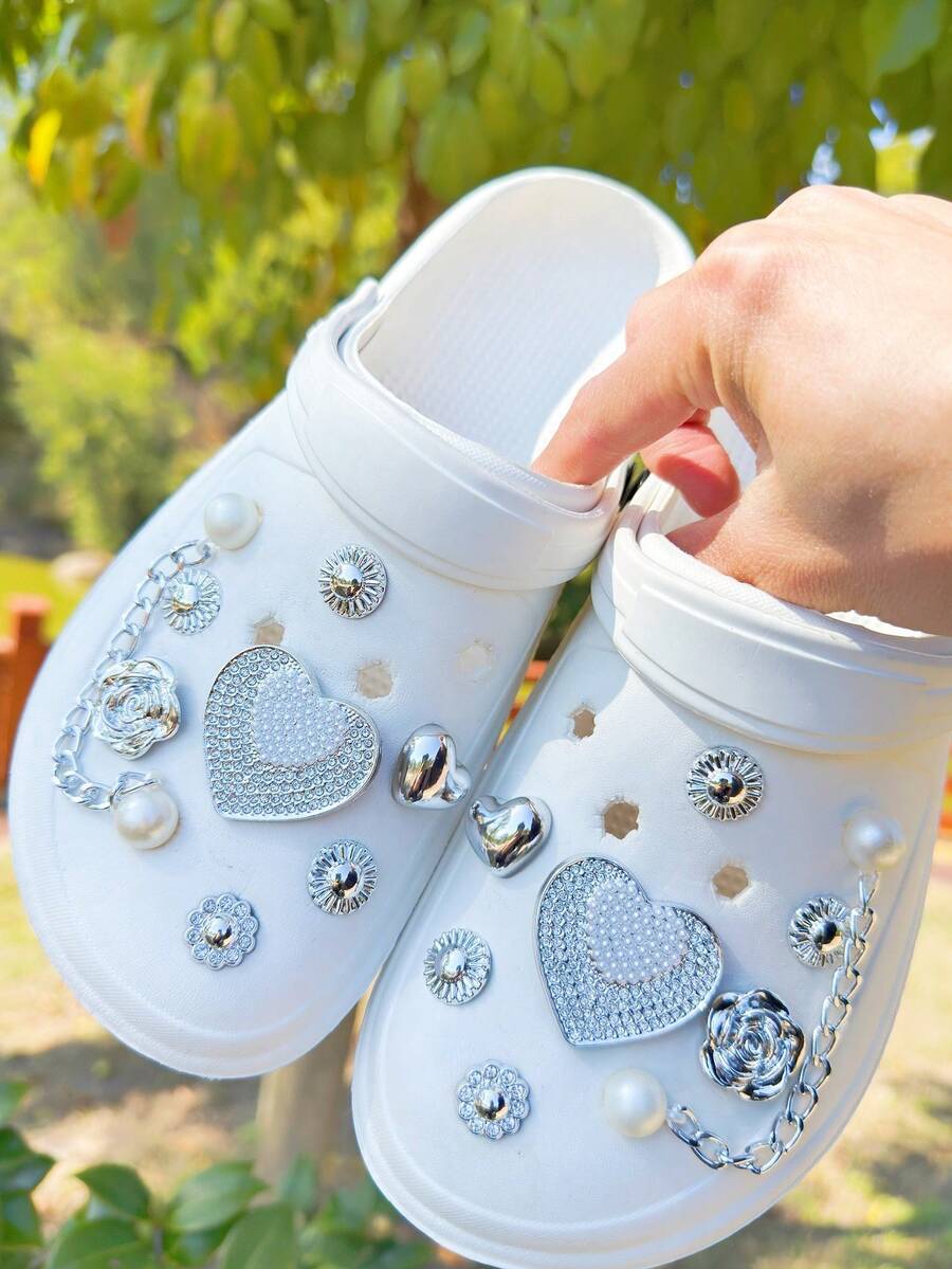 16件套DIY可拆卸花园鞋配件套装，心形、玫瑰花、银色ABS珍珠链，适用于女士凉鞋、拖鞋、沙滩包、夹子，四季皆宜，完美的节日礼物 - 銀色 - 查看 1