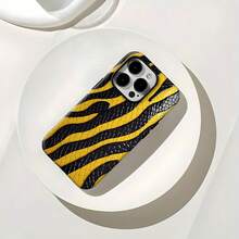 Funda para teléfono con textura de rayas de tigre y efecto espejo. Presenta un diseño llamativo con llamativas rayas negras y amarillas. Compatible con  17,  16 Pro Max,  15 Pro Max,  13 y  12. Fabricada en TPU resistente, garantiza una excelente protección contra golpes y caídas. Un regalo fantástico para familiares, amigos, cumpleaños, festividades y cualquier ocasión especial. - Blanco - Ver 8