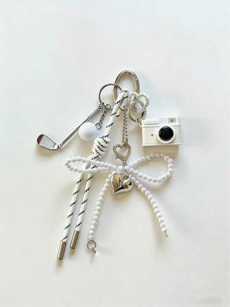 Lyxiga, snygga vita minimalistiska väskberlocker i form av kamera, baseboll, golfboll, pilbåge och pärlor; Nyckelringar i flätat läderrep; Hjärtspännen i metall med strass; Moderna vita hängen; Bilnyckelberlocker; Perfekta presenter för kvinnor, födelsedagspresenter, nyårspresenter, alla hjärtans dag-presenter, mors dag-presenter, vita alla hjärtans dag-presenter, presenter inför skolan, bröllopsgåvor och julklappar.