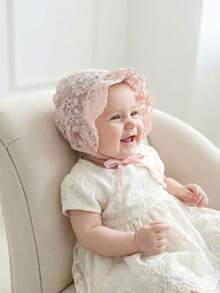 1顶复古蕾丝刺绣婴儿帽，0-8个月（米色/白色），可作为传家宝洗礼帽和摄影帽，饰有精致花卉图案，超柔软纯棉波西米亚风摄影道具，适合新生女婴/男女通用