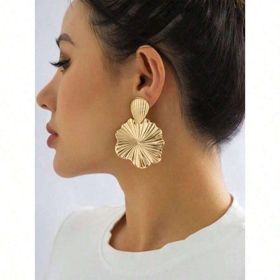 1pair Geometric Design Minimalist And Exaggerated European And American Style Seashell Earrings - Silver - View 1