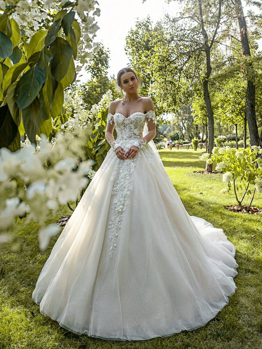 Enchanting Off-The-Shoulder Wedding Gown With Floral Appliqué Bodice And Sweetheart Neckline – Sophisticated Floor-Length A-Line Dress Featuring Elegant Long Sleeves, Delicate Floral Detailing, And A Gracefully Flowing Silhouette, Perfect For Weddings, Christmas Galas, Halloween Balls, Formal Dances, Birthday Soirées, And Special Evening Events. A Versatile Choice For Wedding Receptions, Holiday Gatherings, Anniversary Dinners, Luxury Getaways, Black-Tie Occasions, Cocktail Parties, Bridal Showers, Wedding Guest Attire, Graduation Formals, Homecoming Celebrations, And As A Breathtaking Bridesmaid Or Festive Evening Gown. - 白色 - 查看 1