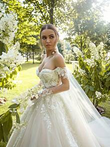 Encantador vestido de novia fuera del hombro con cuello floral aplicado y cariño - sofisticado vestido de línea A de longitud del piso con mangas largas elegantes, detalles florales delicados y una silueta graciosamente fluyente, perfecto para bodas, galas de Navidad, bailes de Halloween, bailes formales, soyeres de cumpleaños y eventos nocturnos especiales. Una opción versátil para recepciones de bodas, reuniones de vacaciones, cenas de aniversario, escapadas de lujo, ocasiones de corbata negra, cócteles, duchas nupciales, traje de invitado de boda, ceremonias de graduación, celebraciones de regreso a casa y como una deslumbrante dama de honor o vestido de noche festivo. - Blanco - Ver 5