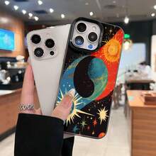 Diseño celestial con estrellas vibrantes y equilibrio cósmico Yin Yang. Esta elegante funda es compatible con los modelos  17, 16, 15, 14 Pro Max, 13, 12, 11, XR y XS Plus. Fabricada en silicona TPU, ofrece protección contra golpes y caídas, además de una sensación superior. Es un regalo ideal para familiares, amigos y seres queridos, y una opción perfecta para Año Nuevo. - Negro - Ver 3