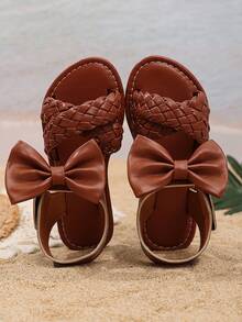 1双儿童棕色蝴蝶结装饰PU材质防滑耐用软底鱼头圆头一脚蹬设计沙滩风儿童平底凉鞋，适合3-15岁男孩女孩日常穿着、上学、散步、生日派对、玩耍等场合，2026春夏新款凉鞋