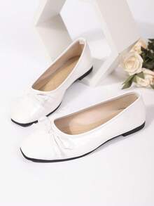 最新款女士平底蝴蝶结鞋，时尚舒适的乐福鞋。适合大学、学校、休闲穿着、派对和舞会等场合。采用多色设计和平底鞋底，芭蕾平底鞋。 - 白色 - 查看 3