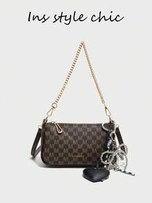 这款肩背包采用纯咖啡色设计，面包形包身饰以字母图案印花，并点缀着黑色心形吊坠。包口配有金属链条，搭配可调节长肩带，可单肩背、斜挎或手提。顺滑的拉链设计，内部空间充足，可收纳口红等日常必需品。 - 咖啡 - 查看 2