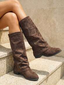 planare Giày bốt cao đến giữa bắp chân đế thô màu nâu cổ điển dành cho nữ, Giày bốt cao đến giữa bắp chân bằng da lộn màu nâu xếp ly, Giày bốt cao đến giữa bắp chân cổ điển đế thô, Phù hợp với phong cách đường phố mùa thu/đông và lễ hội âm nhạc, Giày bốt thời trang thon gọn - màu nâu - Xem 3