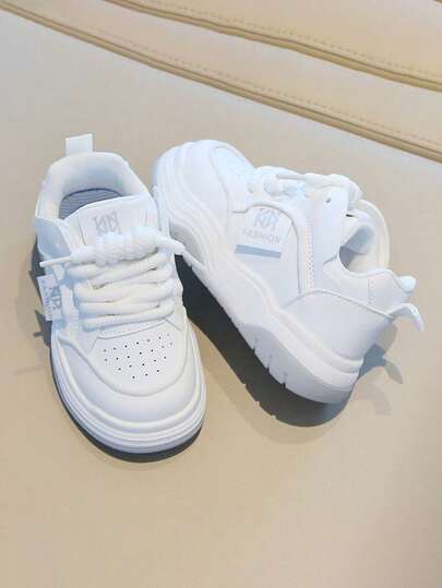 “幼儿时尚运动鞋 – 经典黑白撞色，透气孔鞋面，厚实防滑鞋底，男女童时尚休闲日常鞋款”