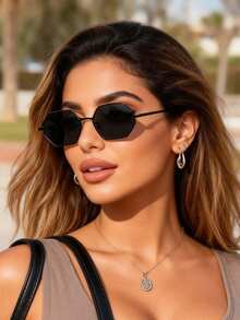 一副铜色几何全框渐变镜片装饰时尚眼镜，适合女性，可用于户外休闲活动、购物、街头摄影、热带海滩度假、家庭出游、节日、约会等各种场合，是时尚配饰。 - 1pc 黑框灰片36086 - 查看 5