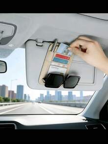 这款多功能遮阳板收纳袋配备多个卡槽和眼镜架，采用优质皮革制成，经久耐用。设计简约时尚，适合各种车型内饰风格。卡片和眼镜可轻松快速取用，且不影响视线。只需将其按压在遮阳板上即可固定到位。 - 五層收納夾 - 查看 9