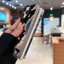 Cielo nocturno con nubes, estrellas y luna creciente. Esta elegante funda es compatible con los modelos  17, 16, 15, 14 Pro Max, 13, 12, 11, XR y XS Plus. Fabricada en silicona TPU, ofrece protección contra golpes y caídas, además de una sensación superior. Es un regalo ideal para familiares, amigos y seres queridos, y una opción perfecta para Año Nuevo. - Negro - Ver 6