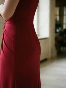 Đầm đỏ nữ xếp ly xoắn, chất liệu co giãn tốt, kiểu dáng rủ, thiết kế hở lưng, xẻ tà cao, đầm dạ hội, chi tiết may đo tinh tế. - Màu Đỏ Sâu - Xem 5