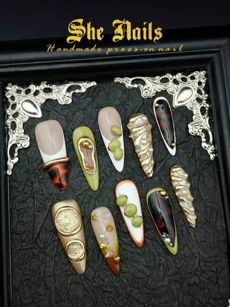 Juego de arte de uñas con estilo occidental barroco Y2K, con estampado de cebra brillante y metálico. Incluye 10 piezas de pegatinas de manicura francesa en blanco, dorado y verde, uñas acrílicas postizas largas y puntiagudas con tallado 3D, cuentas 3D, anillos dorados 3D, fusión de diamantes, estilo francés de ojo de gato Y2K gótico, adecuado para Año Nuevo, fiestas y uso diario. Viene con pegatinas de gel y lima de uñas.