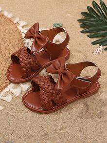 1双儿童棕色蝴蝶结装饰PU材质防滑耐用软底鱼头圆头一脚蹬设计沙滩风儿童平底凉鞋，适合3-15岁男孩女孩日常穿着、上学、散步、生日派对、玩耍等场合，2026春夏新款凉鞋