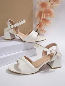 2026 Nuevas sandalias de tacón grueso con tiras cruzadas con brillo para niña, sandalias de tacón ancho de punta abierta, sandalias de tacón medio de punta redonda cómodas y antideslizantes, sandalias de fiesta de moda, diseño minimalista y versátil adecuado para uso diario, ir y venir, compras en verano - Blanco - Ver 6