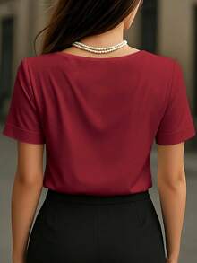 1件女士纯色缎面V领短袖T恤衬衫，优雅时尚，适合日常、办公、居家、约会、春夏休闲穿着。 - 酒紅色 - 查看 5