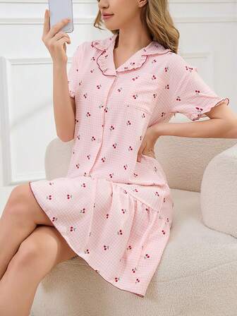 Camisón de mujer con estampado de cuadros de cereza dulce, con volantes, botones delanteros y bolsillos, de manga corta. Ropa de dormir casual con cuello vuelto y volantes