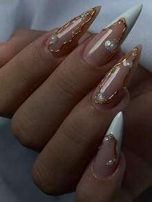 10 قطعة ملصقات أظافر يدوية مصنوعة بشكل لوز أبيض غير متماثل لتصميم الفرنسي المانيكير، مزينة بالراين الفضي والخطوط المعدنية. هذه الملصقات ذات شكل اللوز مصنوعة يدويًا بالكامل، وتُظهر تصميمات فرنسية بيضاء غير متماثلة، مع خطوط معدنية مرسومة باليد لتحديد الحواف والمزينة بالراين الفضي اللامع. مستلزمات الأظافر - متعدد الألوان - مشاهدة 1