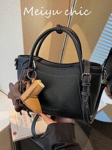 This New Fashionable And Versatile High-Quality Handbag Is Made Of PU Leather With A Textured Lychee Pattern, Quilted Design, And A Square Shape. It Features Dual Handles And An Adjustable Long Shoulder Strap, Allowing You To Carry It By Hand, On The Shoulder, Or Cross-Body. The Bag Is Decorated With A Textured Pattern And A Snow Boot Charm, Making It Suitable For Women's Daily Commute, Work, Dates, And Various Occasions.