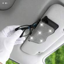 Giá đỡ kính râm nữ đính đá ngọc trai hiệu ứng mới 2026 - Hộp đựng kính râm treo bằng da thật cho xe hơi, tô điểm hoàn hảo cho nội thất xe của bạn, thiết kế che nắng thời trang, lưu trữ tiện lợi cho kẹp kính râm! Hộp đựng đồ trên xe hơi đính đá này không chỉ tỏa sáng với vẻ lấp lánh mà còn mang lại chức năng thiết thực. - nhiều màu - Xem 9